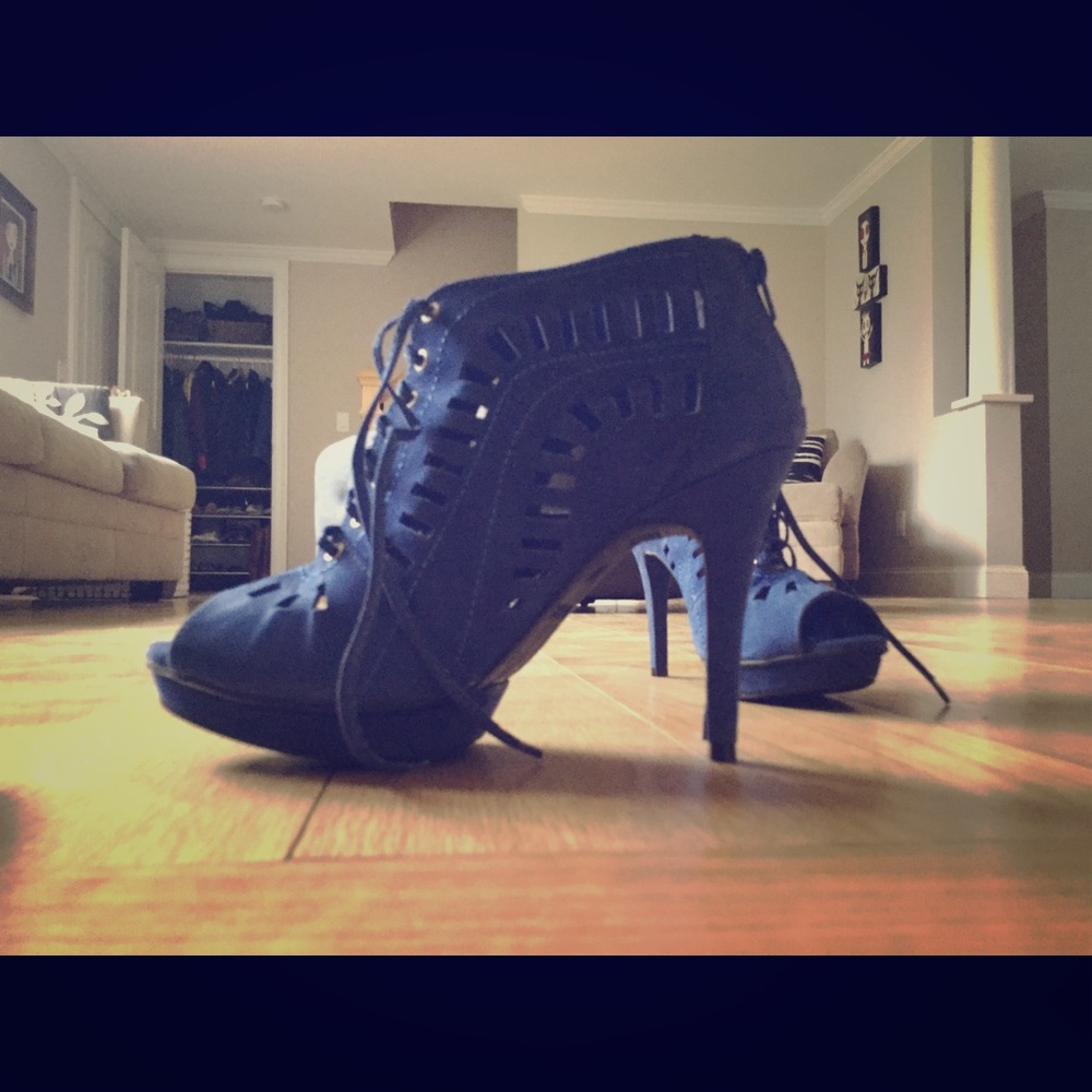 Blue laced Peto heels
